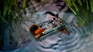 Verwirrend! Eine elektronische Platine im Wasser? Nun, es handelt sich hier um einen Miniaturroboter, der sozusagen die dynamischen Eigenschaften eines Plattwurms hat, um sich auch im Wasser problemlos fortzubewegen. Was das Kerlchen soll und kann, erfahren Sie hier ... (Bild: MPI-IS)