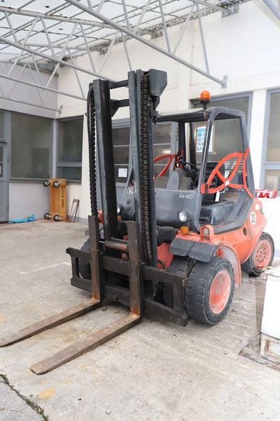 Mit diesem Dieselstapler von Linde, ein H 40 D, kommt auch etwas für die Intralogistik und das Handling schwerer Lasten unter den Hammer. (Bild: Surplex)