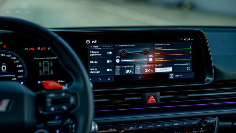 Gut gelungen ist dabei die Integration der Fahrmodi-Features: Bedienung und Infotainment bleiben trotz einer berauschenden Vielzahl an Einstellmöglichkeiten von Traktionshilfen, Lenkung, Dämpfern und Motorsound erfreulich klar. (Bild: Hyundai)