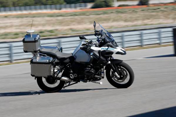 
Bei BMW dreht auf dem Außengelände ein autonom fahrendes Motorrad seine Runden. (SP-X/Peter Maahn)
