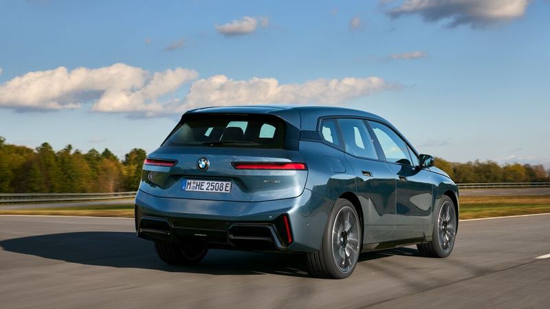 Die überarbeitete Heckschürze des BMW iX und durchlackierte Flanken betonen den „monolithischen Gesamteindruck“, den BMW hervorhebt. (Bild: BMW)