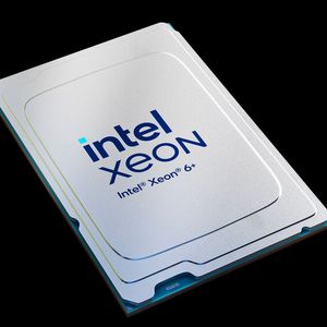Die Xeon-6+-Prozessoren der Serie 6900E passen in den großen Sockel LGA7529, der auch für die Granite-Rapids-Prozessoren der Serie 6900P verwendet wird. Der Xeon 6 6700E (Sierra Forest) ist dagegen für den kleineren Sockel LGA4710 bestimmt.(Bild:  Intel Corporation)