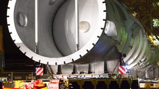 Gut zu erkennen: Die untere Öffnung des zylinderförmigen Stahlgebildes direkt hinter dem Zugfahrzeug. (Bild: Bayer MaterialScience)