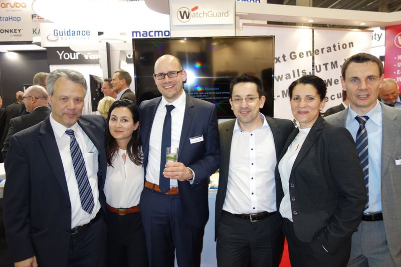 (3. v. l.) Christian Kerwel mit seinem Team, Vasco (Bild: IT-BUSINESS)