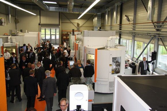 Blick in das Technologiecenter, das pro Jahr 2000 Kunden zur Verfügung stehen soll, um ihre technologischen Anwendungen zu prüfen und zu optimieren. (Bilder: Böhm)