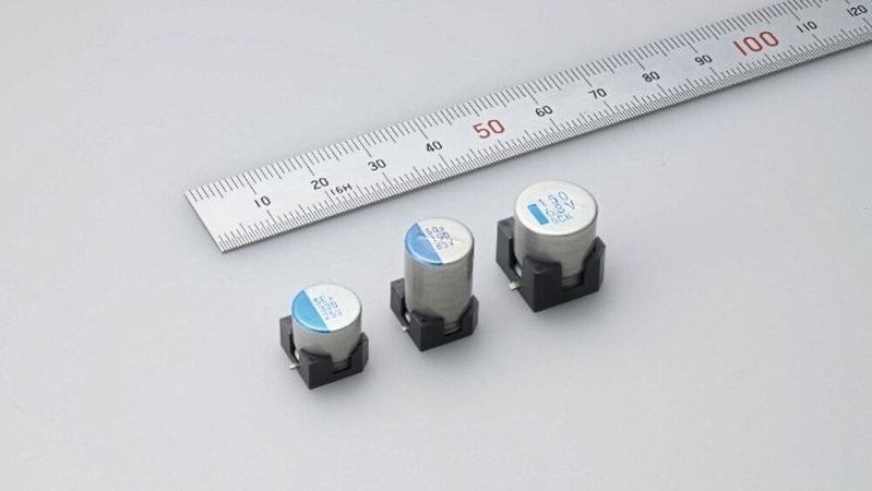 Die neuen Hybrid-Aluminium-Elektrolytkondensatoren der HVX (-K)- und HTX (-K)-Serien von TAIYO YUDEN sind für 48-V-Automotive-Anwendungen ausgelegt und kombinieren einen niedrigen ESR mit hoher Strombelastbarkeit und einer Betriebstemperatur von bis zu 135 °C.(Bild:  TAIYO YUDEN)