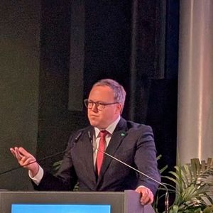 Rund 300 Gäste nahmen an der Eröffnungsfeier der Messe teil. Prof. Dr. Mario Voigt, Ministerpräsident des Freitstaats Thüringen, unterstrich in seinem Grußwort, dass es ihm wichtig sei, dass sich auch eine normale Familie ein Auto leisten kann. (Bild: Mauritz – VCG)