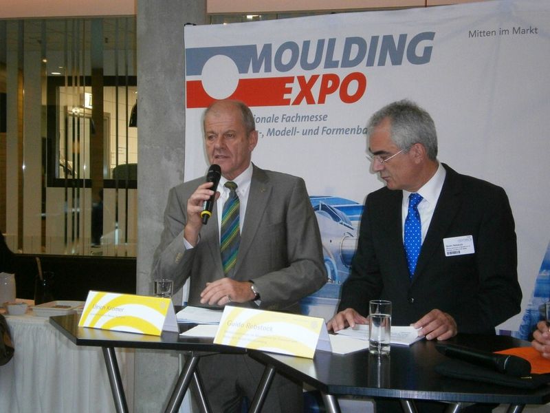 Augenblicke auf der Pressekonferenz zur Eröffnung der Moulding Expo im Restaurant am Wasser. Von links: Ulrich Kromer von Baerle und daneben der Ministerialdirektor Guido Rebstock aus dem Ministerium für Finanzen und Wirtschaft, Baden Württemberg. (Bild: Königsreuther)