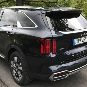 Das Heck des Sorento wirkt recht wuchtig.(Bild:  Michel – »kfz-betrieb«)