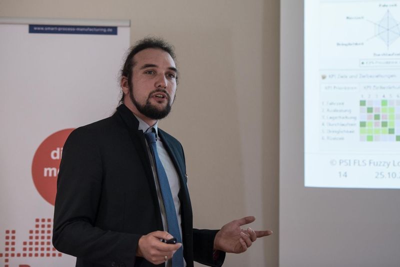 Alexander Görtz (PSI FLS Fuzzy Logik & Neuro Systeme): Funktioniert selbstregulierende KI-basierte Prozessoptimierung auch in der Prozessindustrie?    Weitere Informationen zum Smart Process Manufacturing Kongress lesen Sie auf der Eventseite. (Gollin)