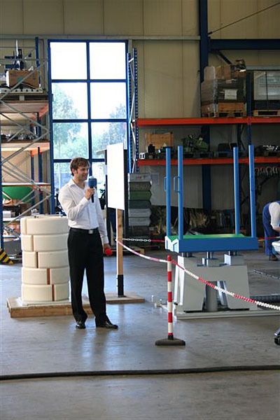 Benjamin Schwabe, CEO der Sheet metal fans, stellt die Anlage offiziell vor. (Archiv: Vogel Business Media)