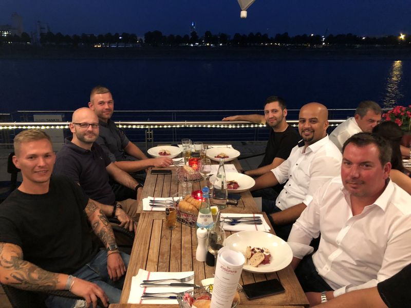 Das ECT Team (v. l.) Jan Liebmann, Markus Isenecker, Patrick Junker und Daniel Christians mit Wikas Narander und Oliver Kau, S&K. (Bild: IT-BUSINESS)