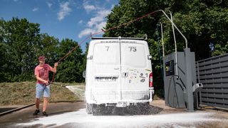 Mit dem „SB OB“ bietet Kärcher einen besonders kompakten SB-Einplatzwascher für die Hochdruckwäsche von Fahrzeugen – auch dort, wo wenig Platz zur Verfügung steht.  (Bild: Kärcher)