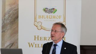 Prof. Dr.-Ing. Bernd Meyer setzt sich als Präsident des Weltforums der Ressourcenuniversitäten für Nachhaltigkeit auch international für die Leitidee der Nachhaltigkeit ein. Er warnt: „Wenn wir es in den nächsten fünf Jahren nicht schaffen, eine kohlebasierte Synthesegaserzeugung an einem Kraftwerks- oder Chemiestandort zu demonstrieren, sehe ich die Gefahr eines Fadenrisses für ein weltweit gefragtes ureigenes deutsches Know-how.“ (Bild: TU Bergakademie Freiberg)