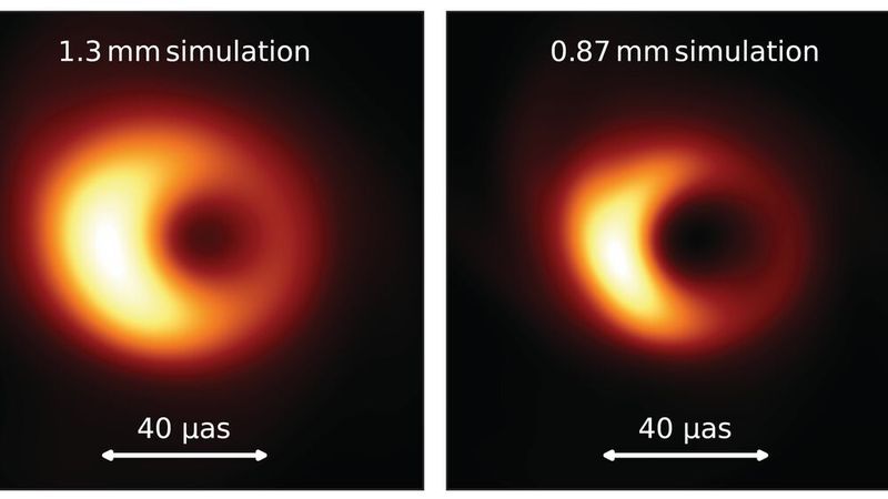 Computersimulierte Radiokarten der Strahlung am Ereignishorizonts um ein schwarzes Loch bei 1,3 mm (links) und 0,87 mm (rechts) Wellenlänge. Die kürzere Wellenlänge zeigt den Schatten des Schwarzen Lochs schärfer und deutlicher ausgeprägt.(Bild:  Christian Fromm, Julius-Maximilian-Universität, Würzburg)