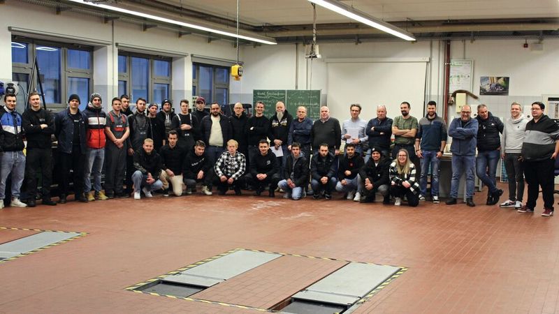 Ende Januar ging es auch für die angehenden Kfz-Mechatroniker im Bereich der Kfz-Innung Daun-Prüm in die finale Prüfungsrunde. Vor dem Gesellenprüfungsausschuss legten 27 Prüflinge mit Erfolg ihre Gesellenprüfung ab, darunter 24 Kfz-Mechatroniker für Personenkraftwagen und drei für Nutzfahrzeuge. Der Gesellenprüfungsausschuss rund um den Vorsitzenden Horst Niederprüm gratulierte den neuen Gesellen ebenso wie Obermeister Stefan Brodel.  (Bild: Kfz-Innung Daun-Prüm)