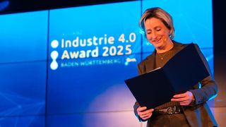 Baden-Württembergs Wirtschaftsministerin Dr. Nicole Hoffmeister-Kraut ehrt Lapp für seine E-Kanban-Lösung mit dem Allianz Industrie 4.0 Award. (Bild: Lapp)