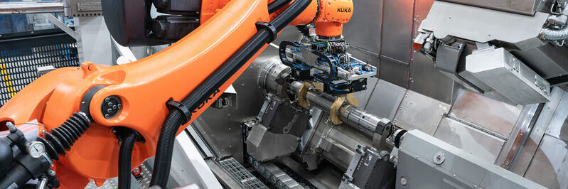By intelligently combining two different products that have been tested in practice for many years, Frai has optimally implemented the increasing demands on automation. The classic industrial robot performs the handling tasks, while the AGV (Automated Guided Vehicle) provides the necessary location independence.