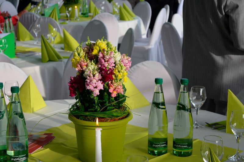 Im Showroom war festlich gedeckt ... (Bild: Grimm/»kfz-betrieb«)