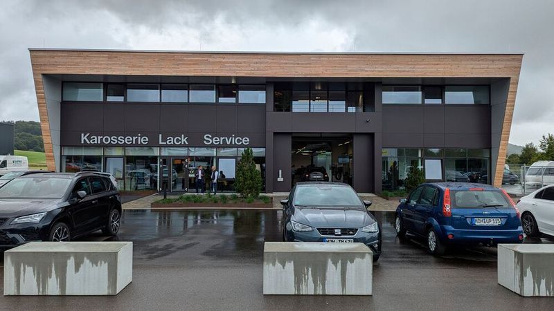 Mit Uthoff KLS im baden-württembergischen Steinheim am Albuch haben wir einen echten Vorzeigebetrieb kennengelernt. Der Neubau wurde erst im Februar 2024 bezogen, und Christian Uthoff hat sich hier seinen Traum von der perfekten K&L-Werkstatt verwirklicht. (Bild: Rosenow – VCG)