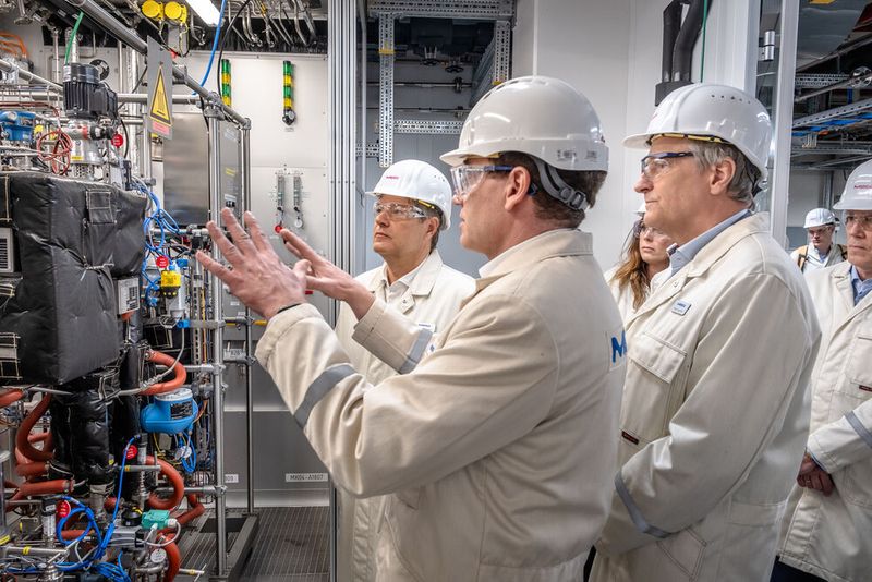 Robert Habeck besichtigte im April 2024 die weltweit erste MTP-Produktionslinie bei Merck in Darmstadt. (Bild: Merck)