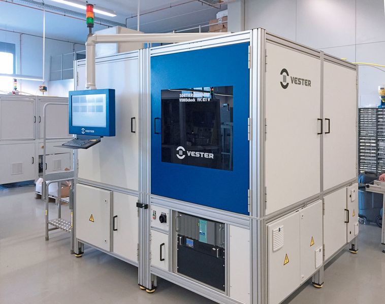 Gesamtansicht Prüfautomat VIDEOcheck VVC 821/V. (Bild: Vester)