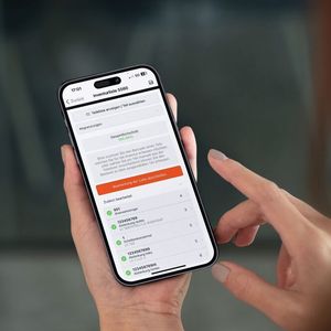 Zum Angebot von Loco-Soft gehört die App „Mein Autohaus“, die Checklisten, mobile Auftragserweiterungen mit Unterschrift sowie eine papierlose Inventur bereitstellt.  (Bild: © Loco-Soft/Natee Meepian - stock.adobe.com)