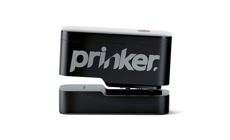 Drucker für temporäre Tattoos Prinker S, Prinker, South Korea; (www.prinker.us): 		 ​  Prinker S ist ein kompakter Tintenstrahldrucker, mit dem temporäre Tattoos direkt auf die Haut aufgebracht werden können. Das System umfasst ein Handgerät, kosmetische Tinte in verschiedenen Farben und eine App mit fertigen Motiven und der Möglichkeit, eigene Designs zu erstellen. Das gewünschte Motiv wird via Bluetooth an Prinker S gesendet und kann innerhalb weniger Sekunden auf die Haut gedruckt werden.  (Red Dot 2020)