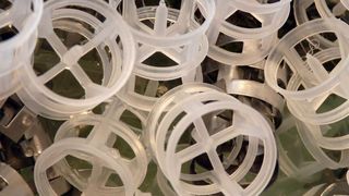 Füllkörper mit Adsorberpartikeln. (Bild: Fraunhofer IGB)