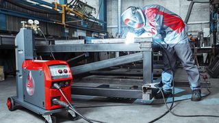 Bild: Das Schweisssystem TransSteel 2500 Compact von Fronius ist besonders für Anwendungen konzipiert, bei denen es auf ein herausragendes Preis-Leistungsverhältnis und geringen Platzbedarf ankommt. (Fronius)