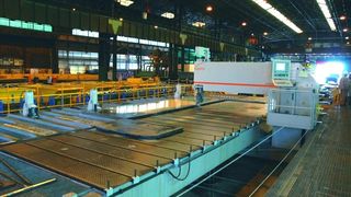 Bild 1: Die Blockbandsägemaschine von Kasto bietet bei Industeel Arcelor eine Schnittlänge von 14 m. (Archiv: Vogel Business Media)