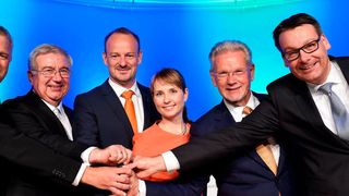 Von Links: Bernd Schimpf (Vorstand), Dieter Spath (verabschiedeter Vorstandsvorsitzender), Dirk Haft (Vorstand), Anna-Katharina Wittenstein (Vorstandssprecherin), Manfred Wittenstein (Aufsichtsratsvorsitzender) und Erik Roßmeißl (Vorstand). (Wittenstein)