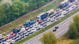 Stau auf der Autobahn A8 beim Autobahnkreuz München-Süd: Laut der Staubilanz 2019 des ADAC werden Staus zwar weniger, dauern aber länger. (obs/ADAC/Stefan Kiefer)