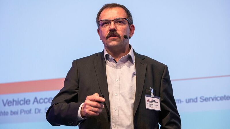 Stefan Goß, Professor an der Fachhochschule Ostfalia, erklärte den Teilnehmern, was die Autohersteller mit dem Securuity Gateway vorhaben. (Stefan Bausewein)