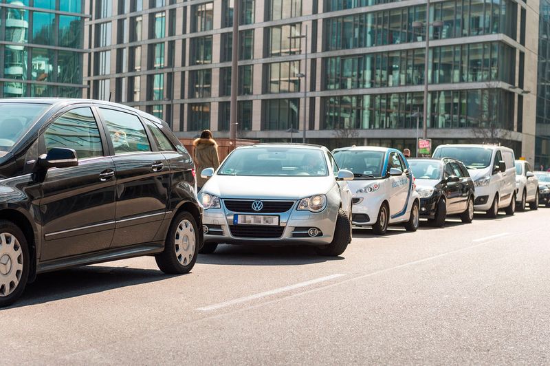 Ebenso viele Studienteilnehmer haben Interesse an Dienstleistungen im Bereich „Parken, Mobilität und Komfort“, beispielsweise der autonomen Parkplatzsuche nach Verlassen des Autos. (Bild: Inrix)