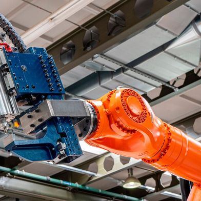 Leichtbau-Pusher! Was der Roboterarm hier blaues in den Klauen hat, nennt sich Steppwelder und wurde vom MPA der Universität Stuttgart entwickelt. Damit wird es endlich möglich, dass Roboter das Rührreibschweißen ohne größeren Aufwand in Serie durchführen können.  (Bild: MPA der Uni Stuttgart / D. Walz)