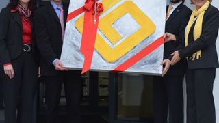 Zur Einweihung fertigte Geschäftsführerin Daniela Eberspächer-Roth (rechts) das Firmenlogo auf Leinwand an. (Bild: Profilmetall)