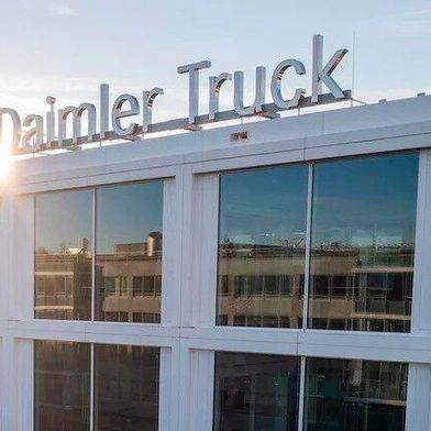 Bei Daimler Truck geht die Sonne wieder auf! Denn die Geschäfte laufen wieder, wie es heißt. Da ergreifen die Nutzfahrzeugspezialisten auch gleich die Chance, um in den USA ein neues Werk auf die Beine zu stellen ... (Bild: Daimler Truck)