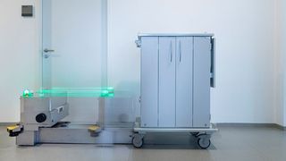 Der neu entwickelte Transportroboter hat einen omidirektionalen Antrieb und ist als Unterfahrschlepper konzipiert. Er kann auch unter diverse Handwagen fahren, diese aufnehmen und zum vorgegebenen Ziel bringen. (Bild: Fraunhofer IPA / R. Bez)