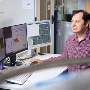 Dr. Vladimir Strocov vor den Ergebnissen seiner Messungen