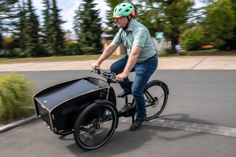 Fahrspaß pur: Kaum länger als ein klassisches Zweirad und nicht breiter als ein Mountainbike-Lenker, betonen die Berliner Hersteller das „Fahren“ bei ihren Lastenfahrrädern. Auch etwas zum privaten Cruisen. (Johannes Untch)