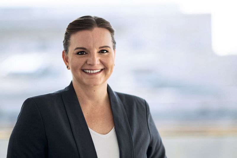 Stephanie Krüger, Head of Talent Acquisition bei HRtbeat GmbH, sagt „Employer Branding braucht mehr ‚Wer wir sind'  als ‚Wer wir sein wollen' – Authentizität vor Strategie“.   Das Statement finden Sie hier in unserem ausführlichen Trenddossier 2023: Hier geht’s zum Trenddossier 2023.  (Bild: Handwerks Heroes | Jennifer Aengst)