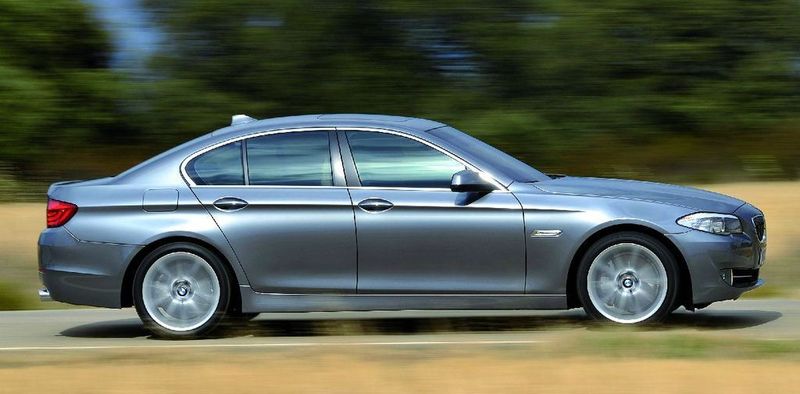 In der Seitenansicht wirkt der neue 5er kompakter, als er mit 4,90 Länge eigentlich ist. Das ist ein Verdienst der typischen BMW-Proportionen: lange Motorhaube, kompaktes Heck und kurze Überhänge. (Archiv: Vogel Business Media)