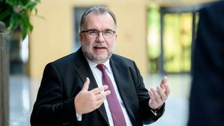 Siegfried Russwurm, Präsident des BDI, war bei der Kabinettsklausur in Meseberg zugegen. Jetzt fürchtet er wegen der dramatischen Energiepreisentwicklung, die ihresgleichen in der Geschichte sucht, um die Existenz vieler Unternehmen. Hier mehr über die Lage und was man tun könnte. (Bild: BDI)