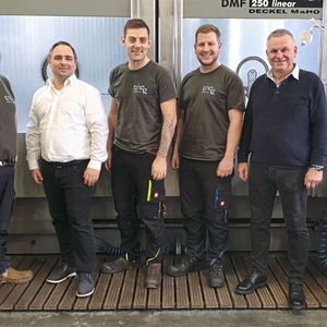 Haben für das Hochvorschubfräsen eine neue Lösung etabliert (v. l.): Christian Hochholzer (Geschäftsführer CNC-IZ), Stefan Keil (Technische Beratung und Verkauf Ingersoll), Pascal Wildt (Fräsen und CAM-Programmierung), Christoph Schweiger (Werkstattleiter Fräsen) und Hans Zanker (Anwendungstechniker Ingersoll).(Bild:  Ingersoll)
