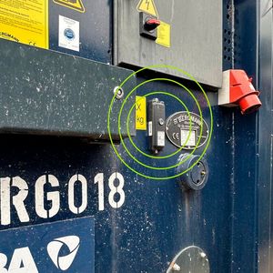 Noch eine Nahansicht eines Sensolus-IoT-Trackers an einem Alba-Container.(Bild:  Sensolus)