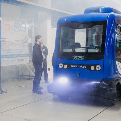 Das autonome Shuttle des Aula-KI-Projektes bei einer Demonstration der Sensordaten mit künstlichen Nebel.
 (Bild: Uni Magdeburg)