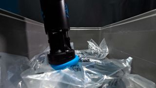 „NeuraGrasp“ passt den Greifer an das Objekt an – nicht das Objekt an den Greifer. (Bild: Locus Robotics)