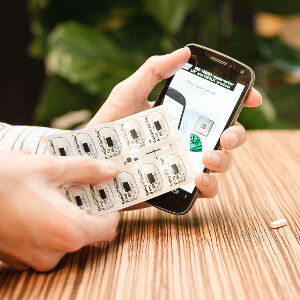 Smarte Verpackung für Arzneimittel mit per Smartphone auslesbarem Datenspeicher (Bild: Holst Centre)
