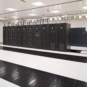 Der KI-Supercomputer von Phoeniqs in Uptown Basel in Arlesheim (BL): Mit aktuell 192 Nvidia H100 GPUs zählt die Infrastruktur zu den leistungsfähigsten kommerziell verfügbaren KI-Systemen der Schweiz.(Bild:  Phoeniqs)